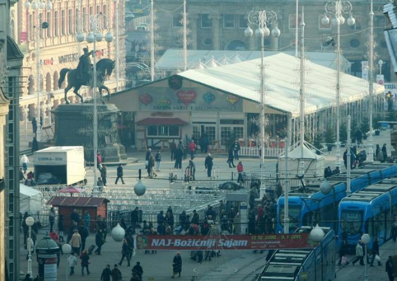 Jelačić plac za vrijeme Adventa bez šatora