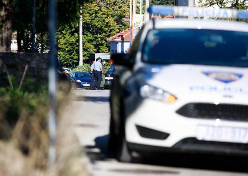 Policija u Puli zaustavila u prometu muškarca koji je vrludao po cesti pa mu pronašla gomilu droge