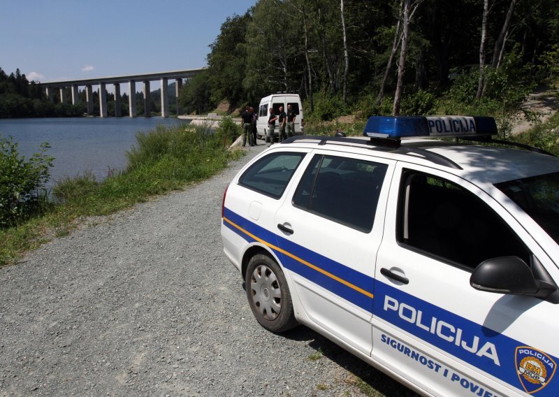 Strava kod Fužina: Bježali policiji i sletjeli u provaliju, jedna osoba poginula