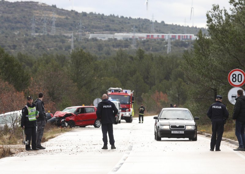 [VIDEO/FOTO] Teška prometna nesreća kod Šibenika: U sudaru automobila poginule dvije osobe