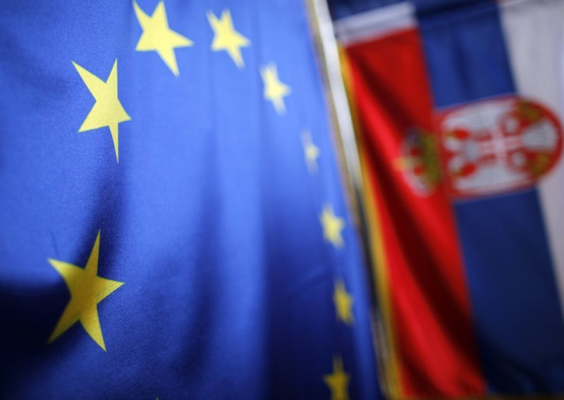 Potpora pristupu Srbije EU i dalje u padu