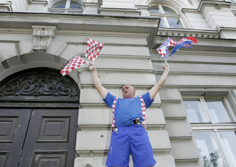 Tužba zbog paljenja zastave HDZ-a