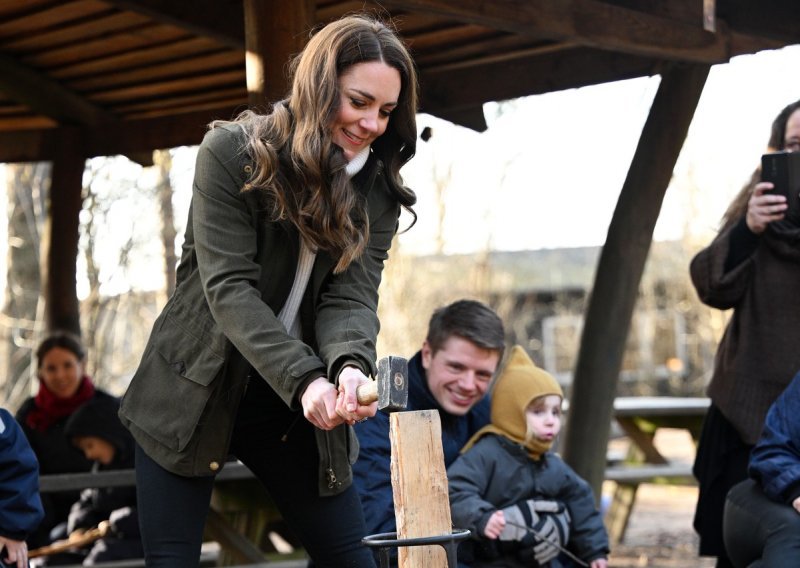 Spretna vojvotkinja: Kate Middleton pokazala da zna cijepati drva