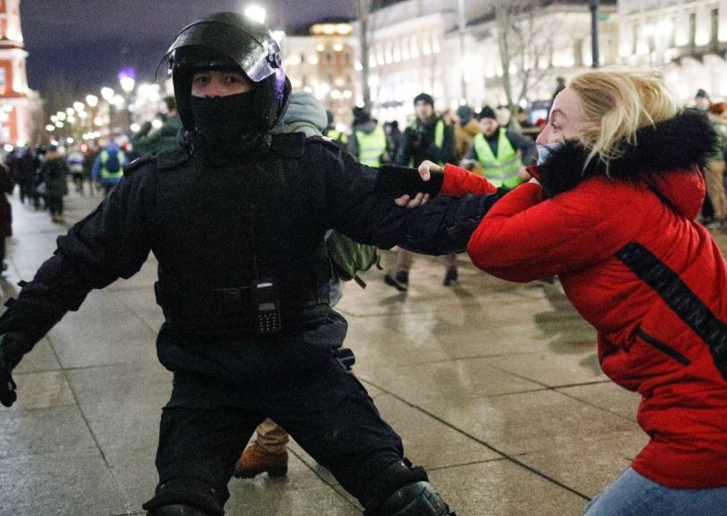 [FOTO/VIDEO] Nisu svi Rusi uz Putina: Privedeno više od 1700 građana na antiratnim prosvjedima u ruskim gradovima