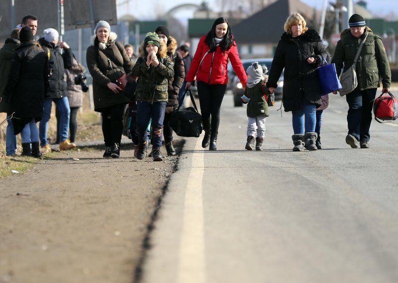 [FOTO] Dok ruske rakete gađaju Kijev, tisuće Ukrajinaca na granicama čekaju ulazak u Poljsku, Rumunjsku, Mađarsku i Slovačku