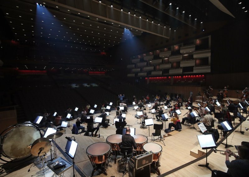 [VIDEO] Londonski filharmonijski orkestar nastup počeo ukrajinskom himnom, a znakovitu poruku poslala je i direktorica ansambla