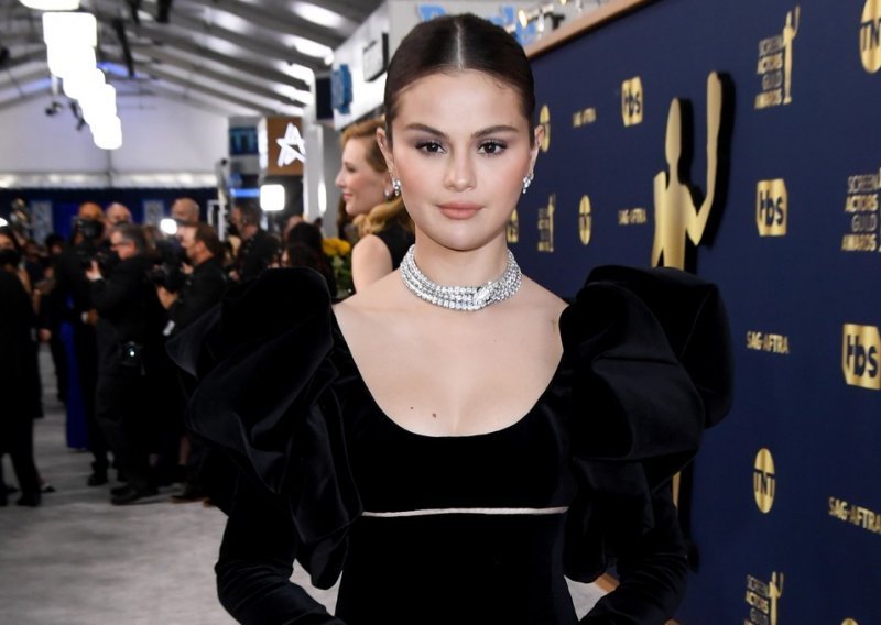 Selena Gomez na pozornicu je stigla bosa i odmah zapalila društvene mreže, no sjajnim stajlingom svejedno je uspjela oduševiti