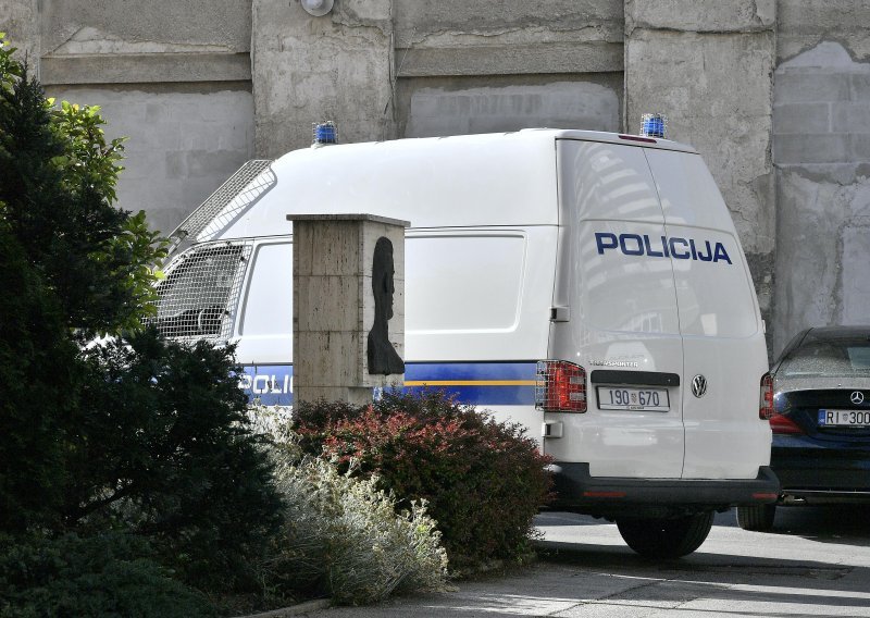 U Varaždinu upali starcu u kuću, izudarali ga po glavi i opljačkali