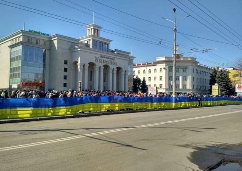 Ruski vojnici pucali na prosvjednike u okupiranom Hersonu, koristili i šok bombe