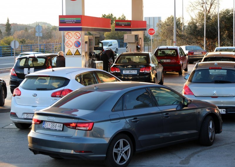 Opet veliki redovi na bezinskim postajama zbog velikog poskupljenja goriva