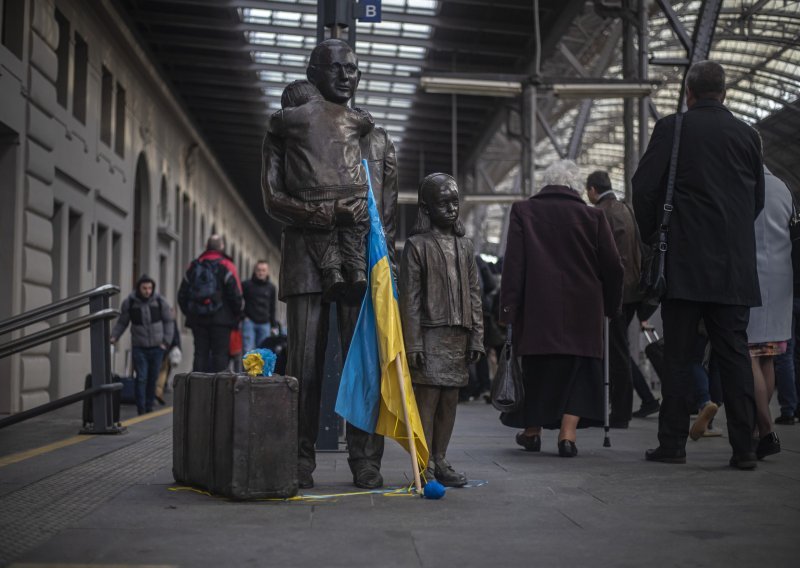 Ukrajina: U utorak ukupno evakuirano gotovo 30.000 ljudi