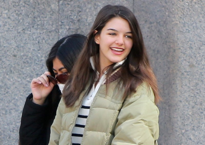 Nasmijana nasljednica: Suri Cruise nisu smetali ni paparazzi iako je prate u stopu