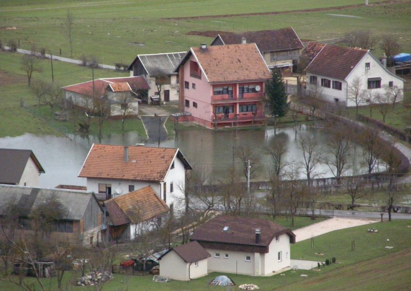 Izlile se Gacka i Lika, odsječeno 500 ljudi