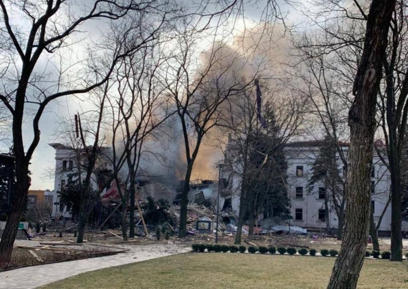 Ljudi izlaze živi ispod kazališta u Mariupolju