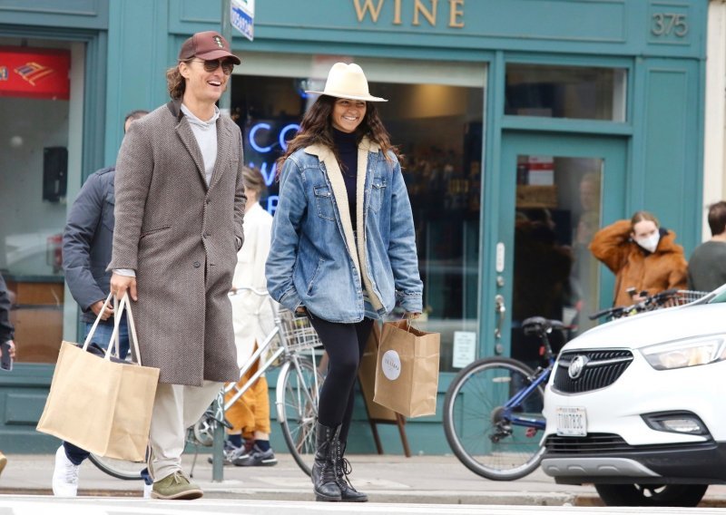 Rijetki trenuci kada ih viđamo u javnosti: Matthew McConaughey i lijepa Brazilka u šetnji New Yorkom