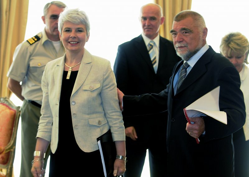 Mesić potpisao 'krizni porez' zbog mirovina