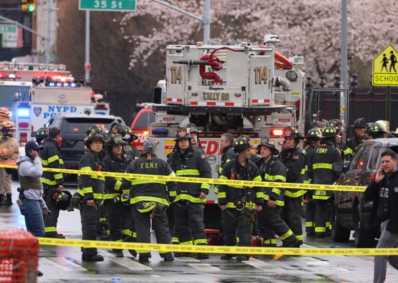 U tijeku potraga za napadačem u podzemnoj željeznici u Brooklynu