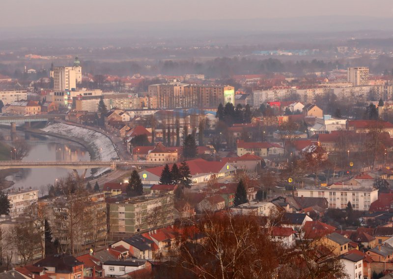 U Karlovcu izložba fotografija o bremenitoj povijesti Ukrajine