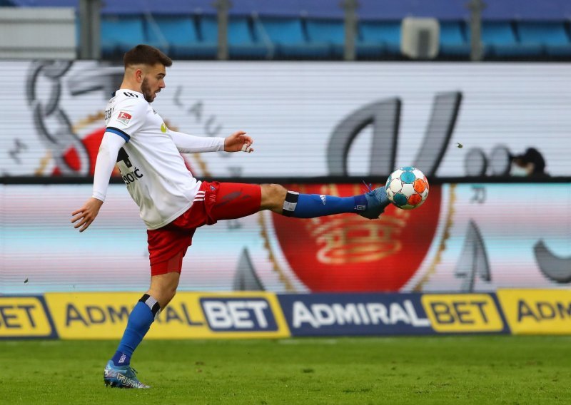 Ovakvo nešto se ne viđa često: Pogledajte golčinu koju je za HSV iz slobodnjaka zabio dragulj hrvatskog nogometa Mario Vušković