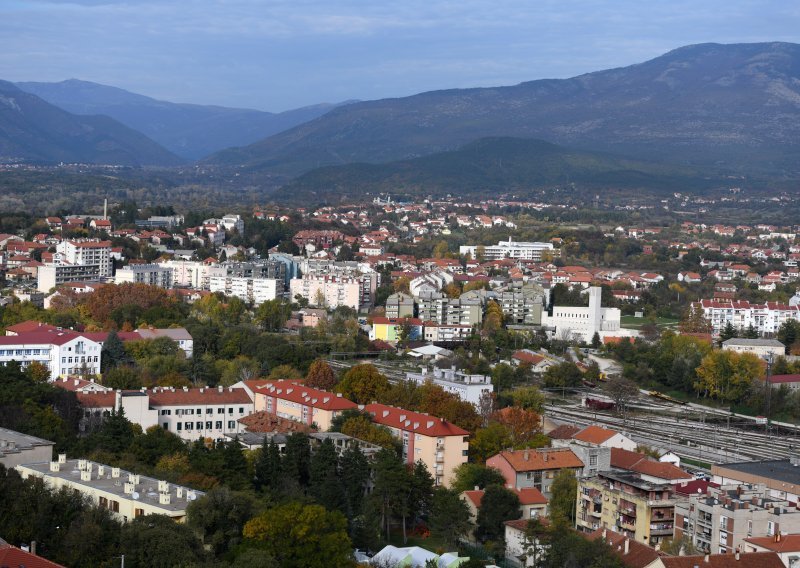 Netko je u Kninu po stupovima zalijepio naljepnice s četničkim obilježjima, gradonačelnik kaže da netko želi 'zamutiti vodu'