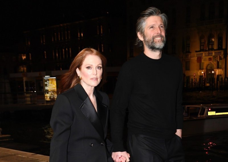 Julianne Moore prva je isfurala torbicu o kojoj ljubitelji mode ne prestaju govoriti