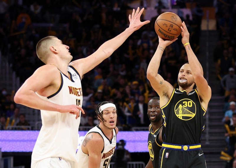 Nikola Jokić i njegov Denver ekspresno ispali iz borbe za NBA titulu NBA; pogledajte kako su im Stephen Curry i društvo održali lekciju