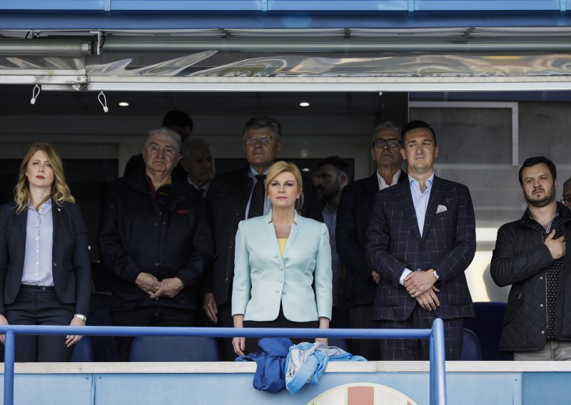 Kolinda Grabar Kitarović na maksimirskom stadionu: Evo s kim je sinoć pratila utakmicu i kako je pokazala podršku Ukrajini