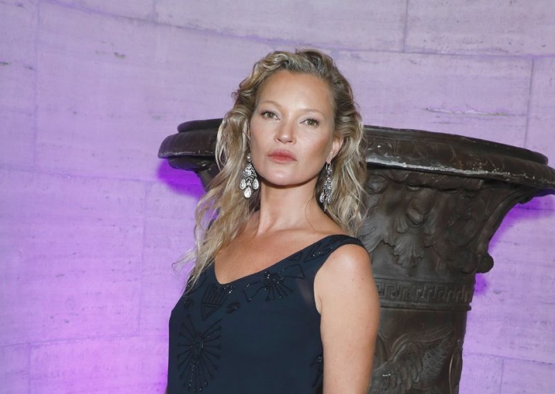 Crna koktel haljina 'must have' je u svakoj garderobi, a dokazala je to još jednom neponovljiva Kate Moss