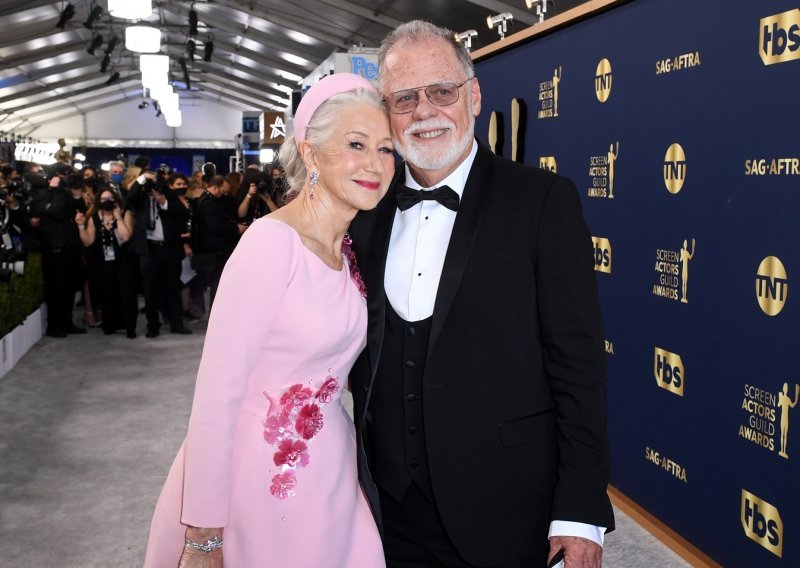 Helen Mirren otkriva tajnu 25 godina dugog braka: ‘Važan dio ljubavi je održavati vlastiti identitet. Ne pretvarajte se da ste nešto što niste’