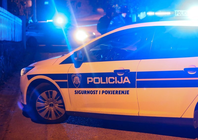 Pijan u Novigradu vikao na dvije žene, probušio im sve četiri gume na automobilu pa po dolasku policije napao i njih