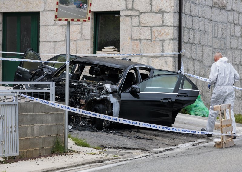 [FOTO/VIDEO] Noćas je u Imotskom na parkingu izgorio Mercedes