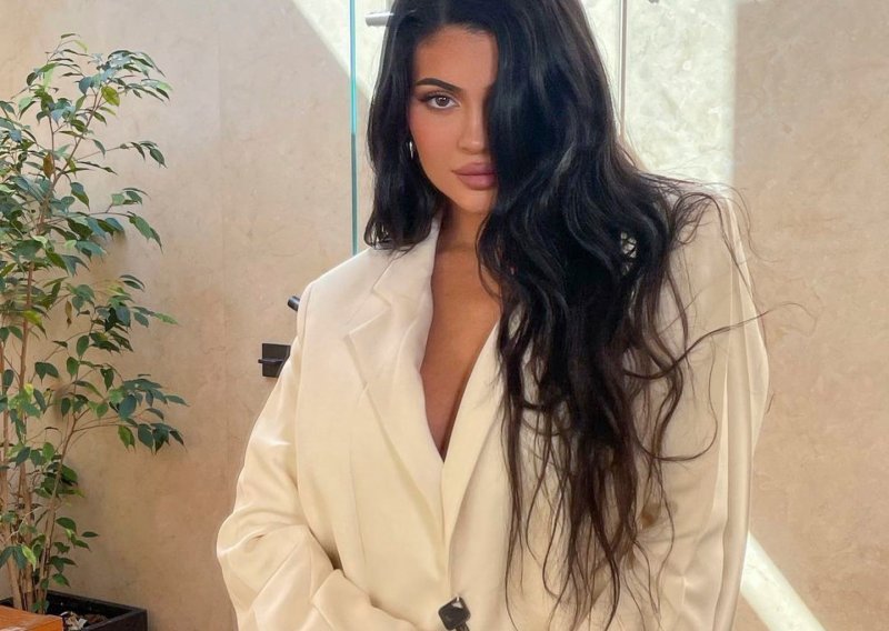 Izgubila je 18 kilograma: Kylie Jenner pozirala u bikiniju i ponosno istaknula figuru nakon poroda