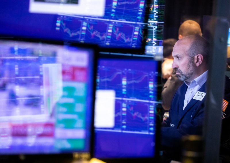 Wall Street pao nakon upozorenja Walmarta, Fed bi danas ponovno trebao povećati kamatne stope