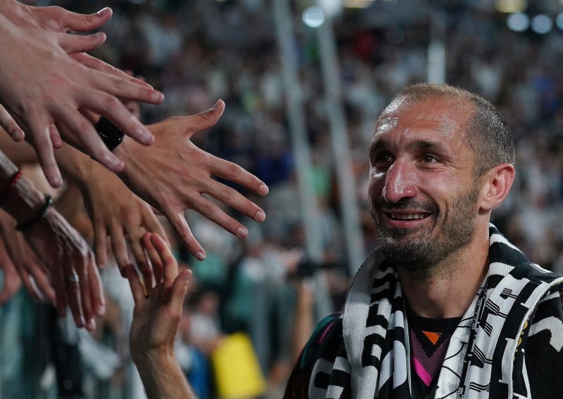 Giorgio Chiellini u 17. minuti napustio teren u Torinu, ali onda je cijeli stadion ustao i nagradio ga ovacijama