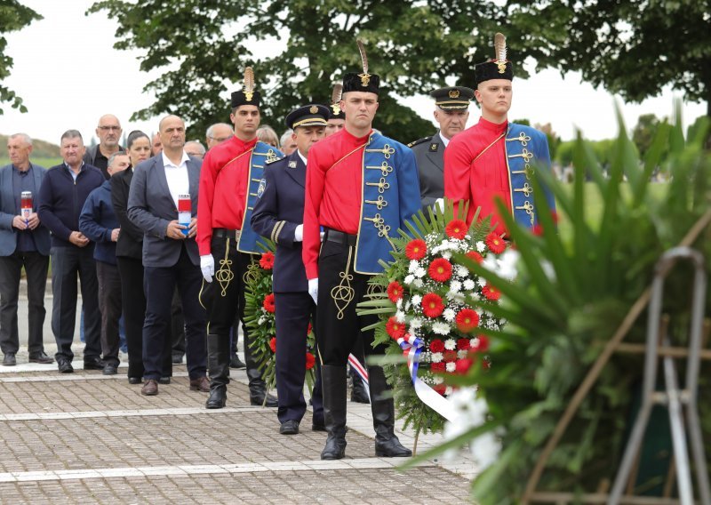 U Osijeku položeni vijenci u povodu Dana državnosti