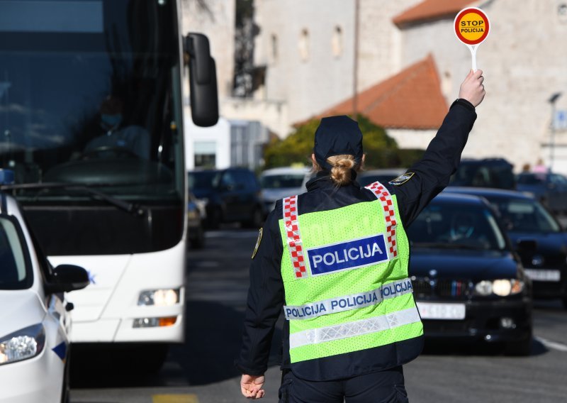 U jurnjavi BMW-om kod Požege pijan pretjecao pa se sudario s drugim pijanim vozačem