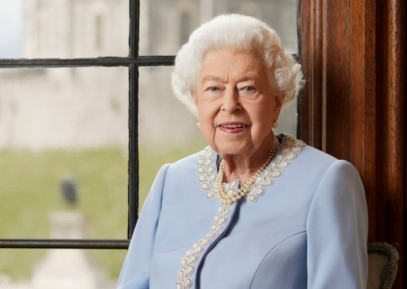 Iako joj je zdravstveno stanje sve teže, 96-godišnja kraljica Elizabeta ne skida osmijeh s lica