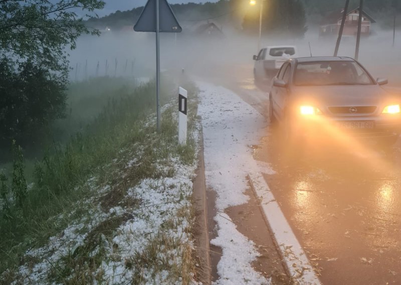 Poplavljeni podrumi, voda na cestama, oštećeni krovovi... Nevrijeme i tuča poharali Zagrebačku županiju