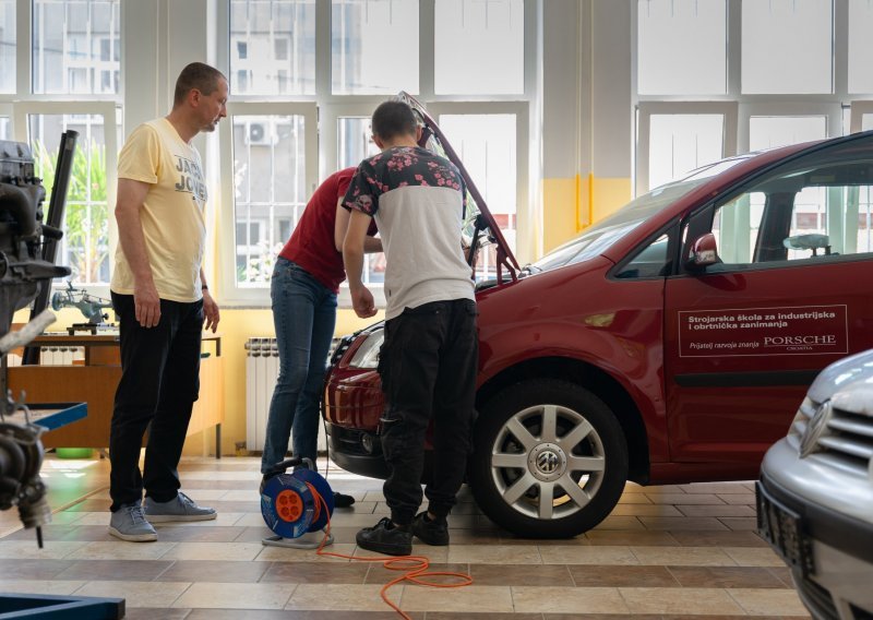 Riječkoj Strojarskoj školi za industrijska i obrtnička zanimanja donirali automobil kako bi ga učenici naučili popravljati