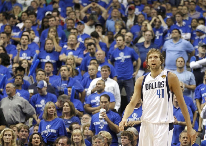 I sa temperaturom Nowitzki vodio Mavse do pobjede