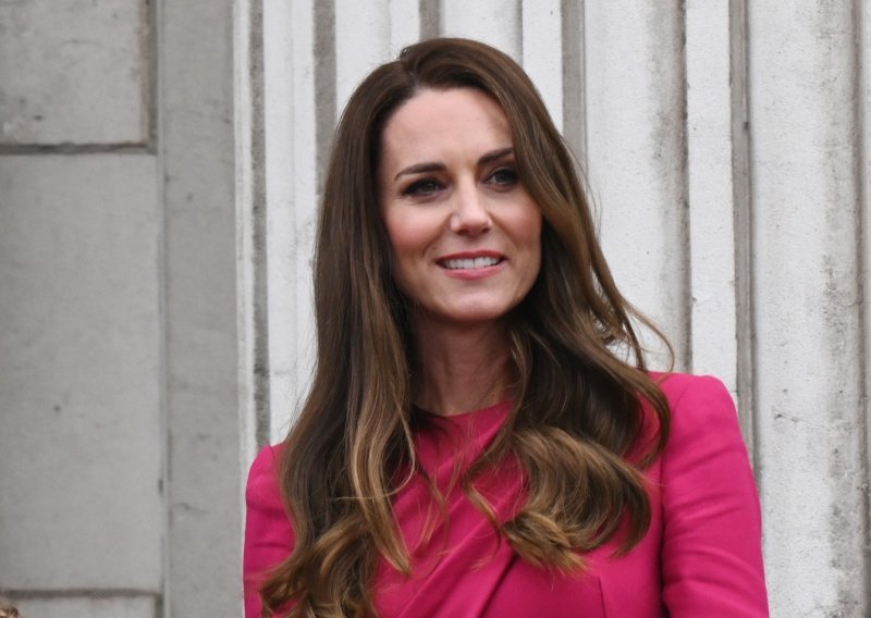 Kate Middleton zatvorila kraljičin jubilej u laskavoj haljini zanimljivih detalja