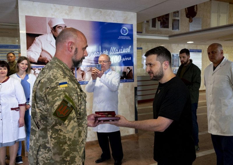 Zelenski posjetio borce na prvoj crti u Zaporižju