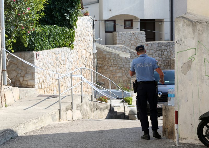 Njemačka turistkinja se sinoć izgubila na području između Malog i Velog Lošinja, usred noći su je pronašli ozlijeđenu