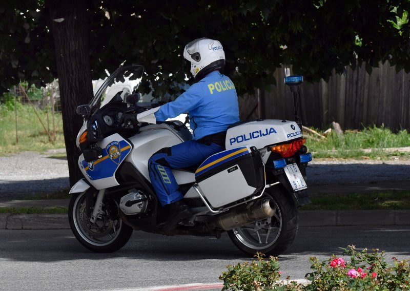 Policiji usred noći pobjegao na neregistriranom motoru: Lovili su ga od Splita do Šibenika, a jedan policajac je teško ozlijeđen