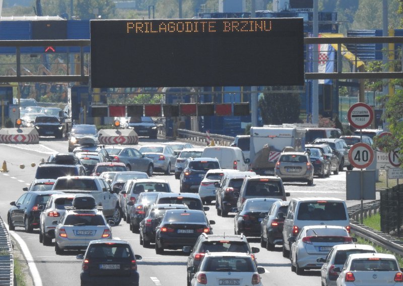 Kilometarske kolone od Zagreba prema moru, pogledajte gdje su najveće gužve