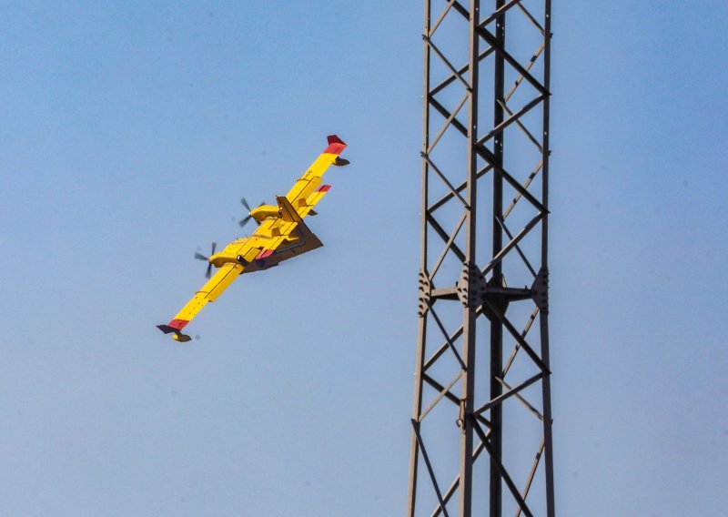 Kanader gasi požar u Žrnovnici, tijekom jutra očekuje se sanacija