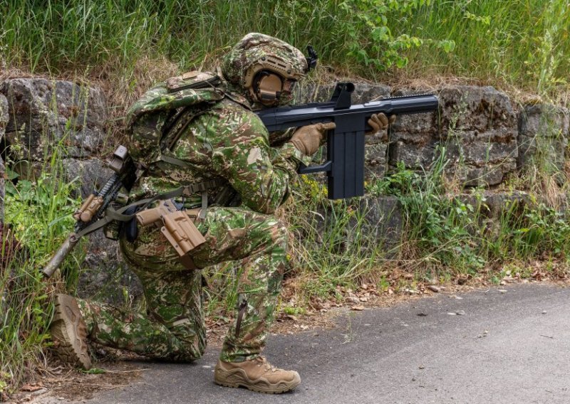 [VIDEO/FOTO] Predstavljen prvi ručni automatski bacač granata koji funkcionira poput jurišne puške, a poželio bi ga i Rambo, pogledajte detalje