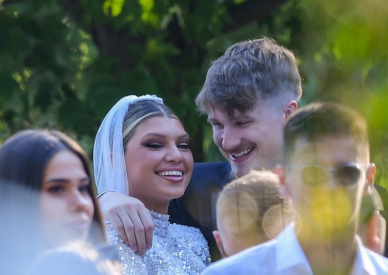 Dina Dragija i Tin Jedvaj podijelili još neviđene fotografije sa svog bajkovitog vjenčanja