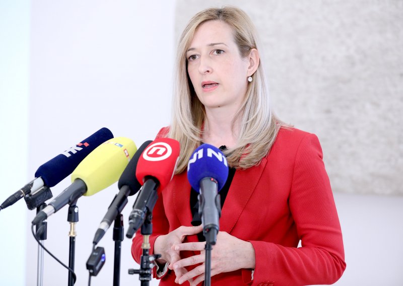 Ahmetović: Nadam se da Plenkovićeva najava proširenja LNG terminala neće završiti kao ona o otkupu Ine