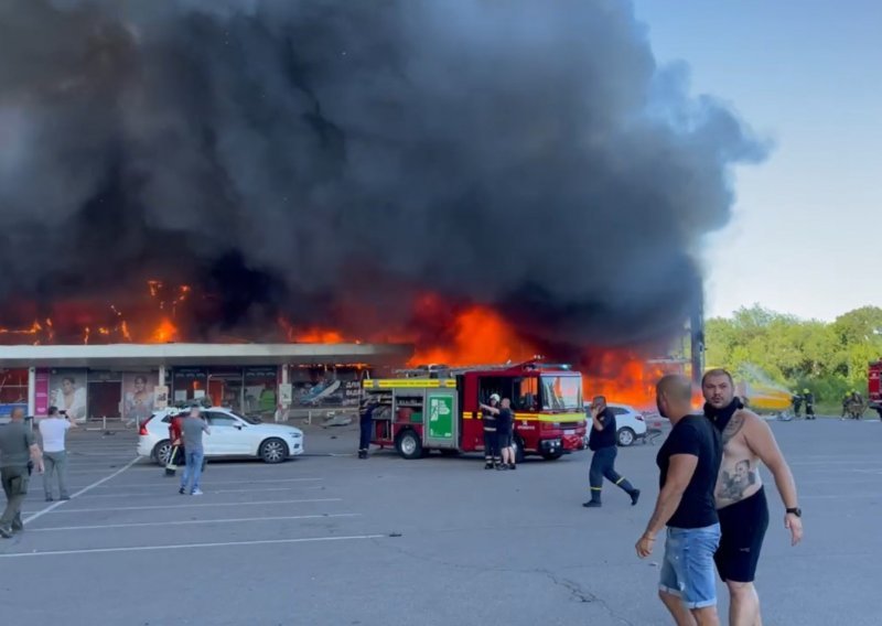 Broj poginulih u ruskom napadu na trgovački centar u Ukrajini porastao na 18, više od 40 osoba vode se kao nestale